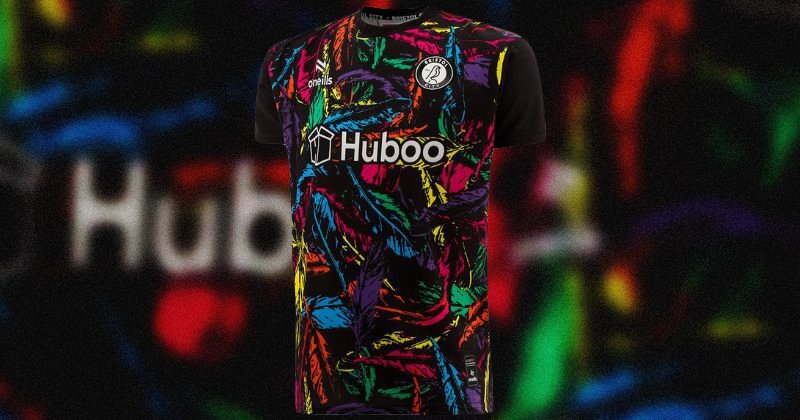 bristol city 2023-24 home goalkeeper shirt in black with muiti coloured feather pattern